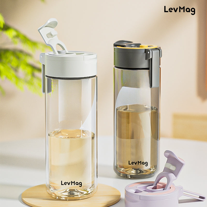 Drinking vessels&Empty bottle&Plastic cups